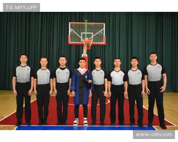 篮球裁判告诉你：翻腕违例在实战中到底怎么判？